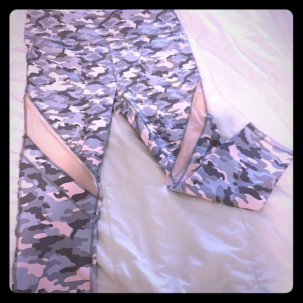 Fabletics Pink Brogan Mesh Capri NWT Pants Large